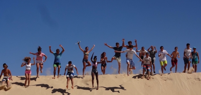 Saltando en las dunas